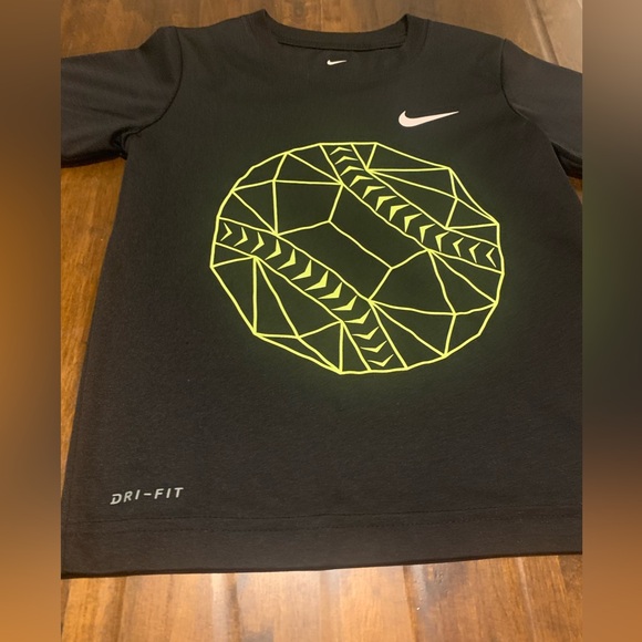 ✔️Nike Dri Fit Top Kids Size 5 (EUC) - Picture 2 of 8